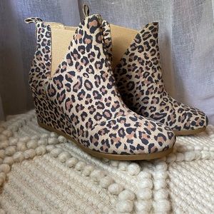 Toms Leopard booties size 9 like new